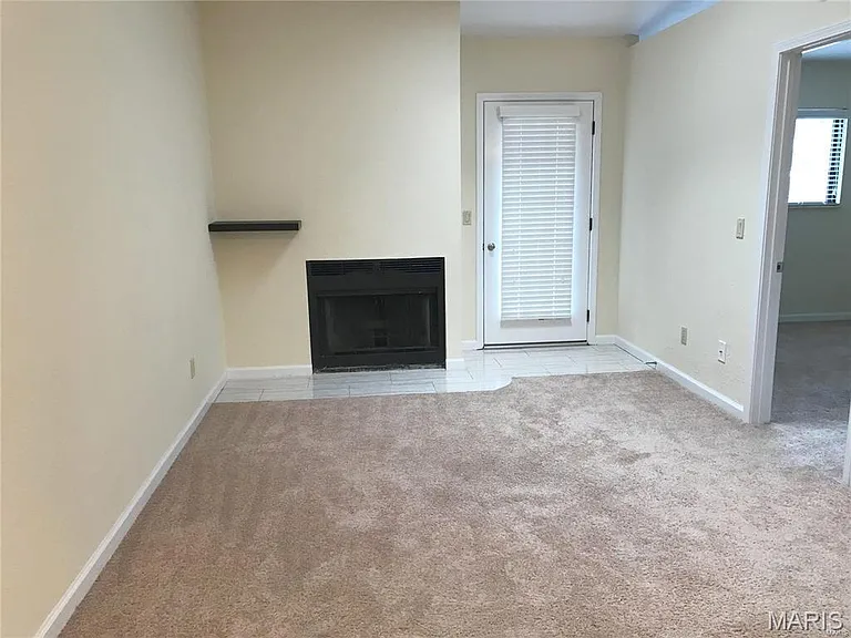 86 Peachtree Ln — Photo 4