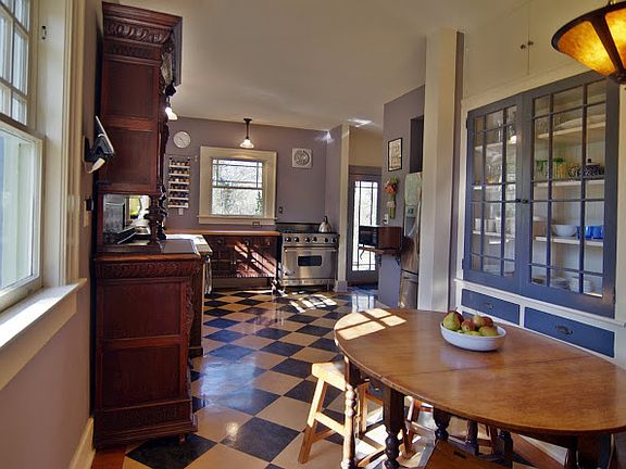 Large Kitchen with Breakfast