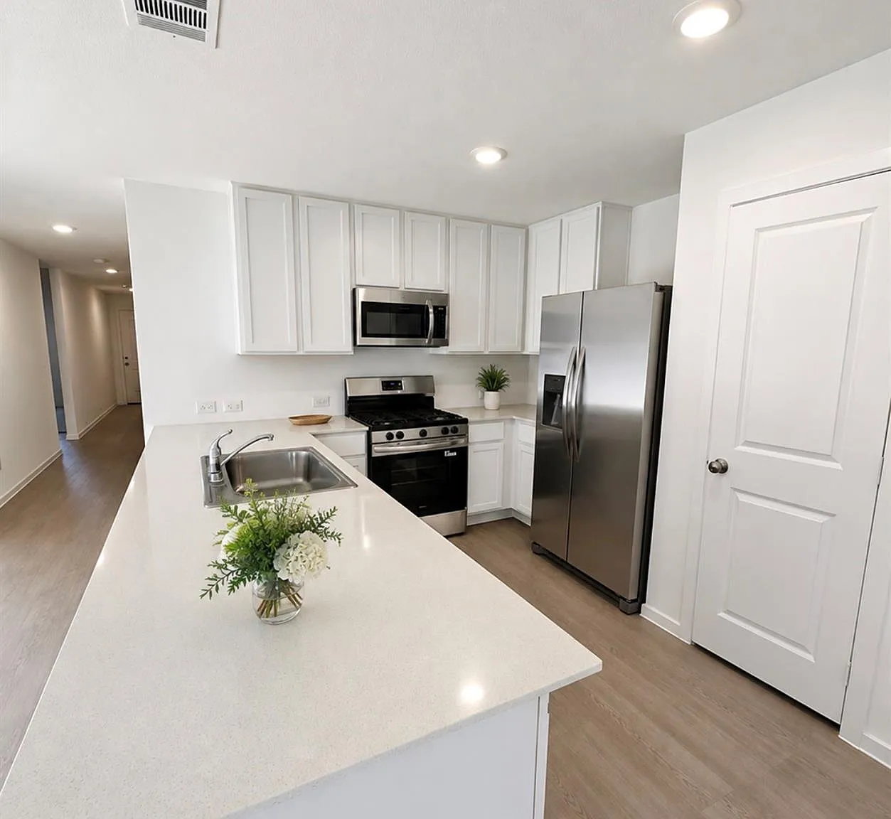 4 bed, 2.0 bath, 1714 sqft, $1,775 — Photo 2