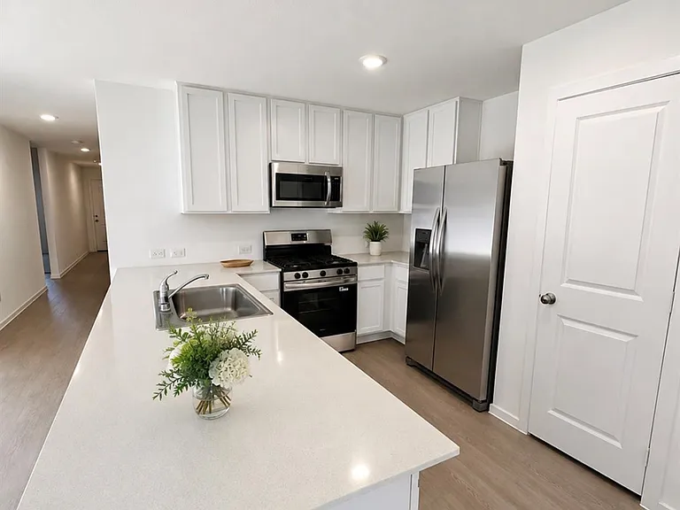 448 Shoreview Dr — Photo 2