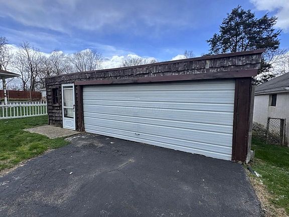 5th image of 1288 Hart Rd