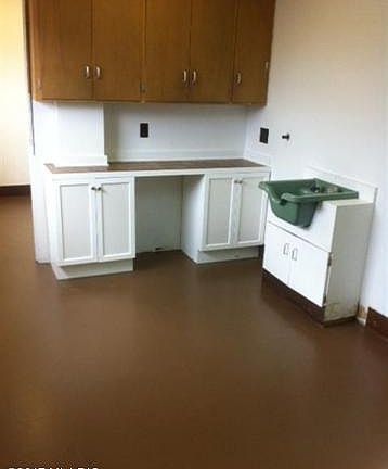 5th image of 858 Pipestone St