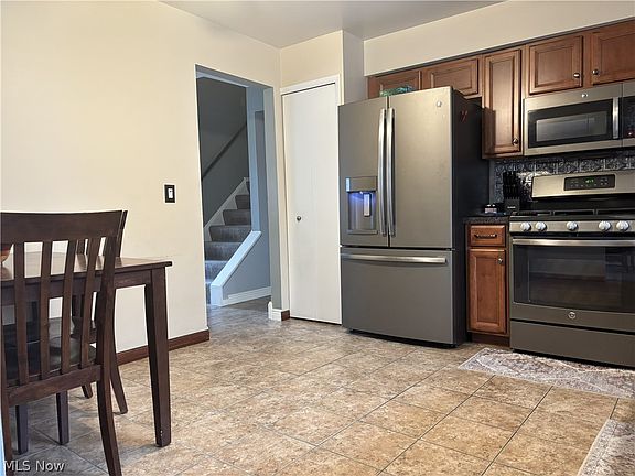 5th image of 236 Northfield Dr