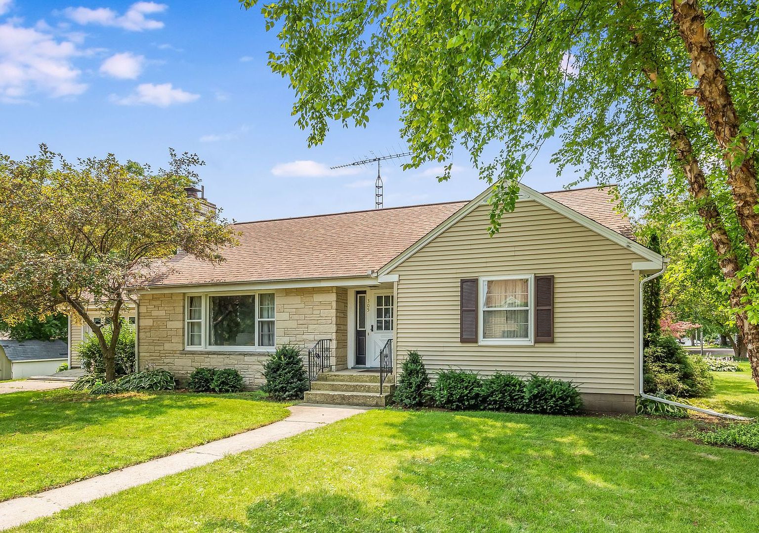 305 E Cleveland St, Waterman, IL 60556 Zillow