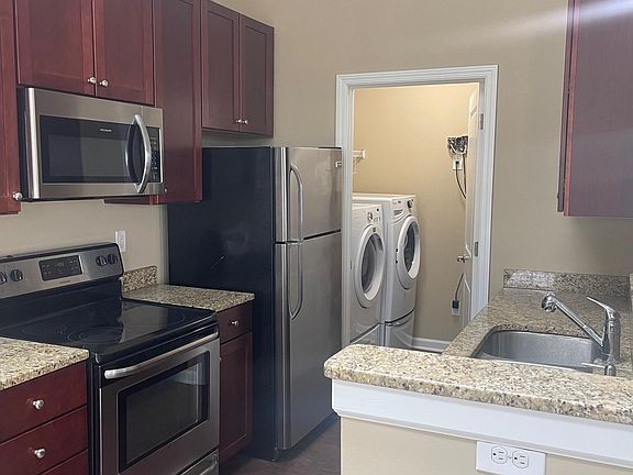 3rd image of 1545 Glenn Ave