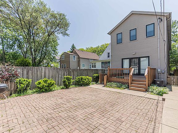 5th image of 2332 W Morse Ave