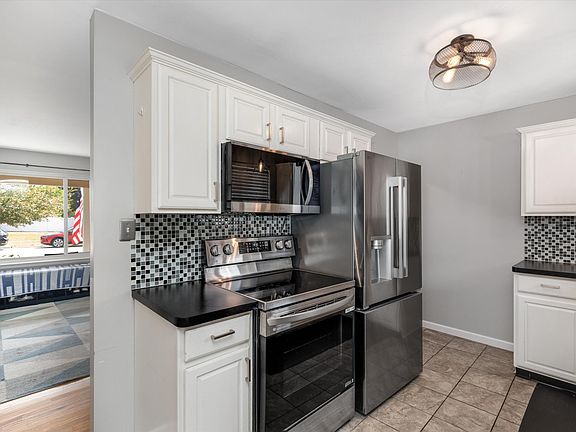4th image of 10115 Bassett St