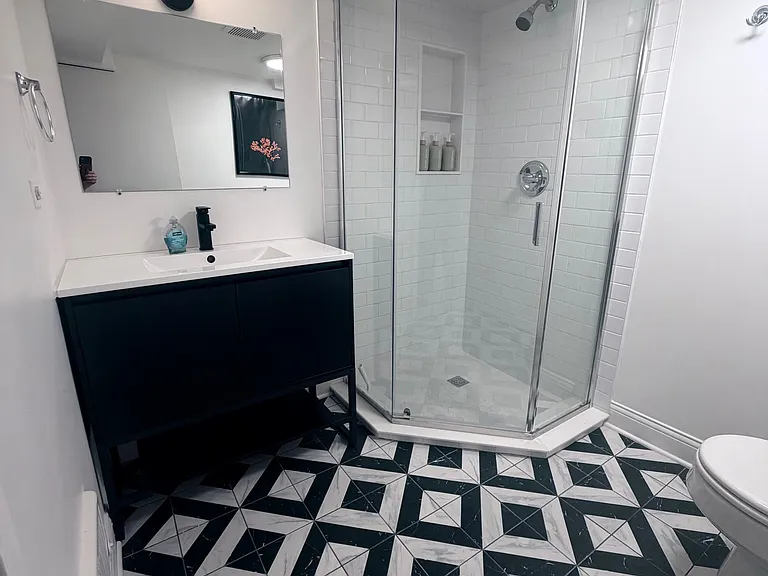 1624 N Oakley Ave — Photo 11