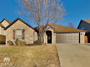 102 NE Larkspur Ln, Bentonville, AR 72712