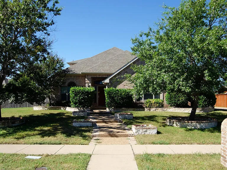 907 Mustang Ridge Dr — Photo 1