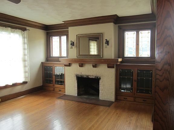 3rd image of 842 N Rebecca Pl