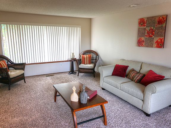 www.LamoureuxRealEstate.com