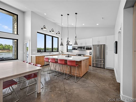4th image of 33166 Lakeview Dr