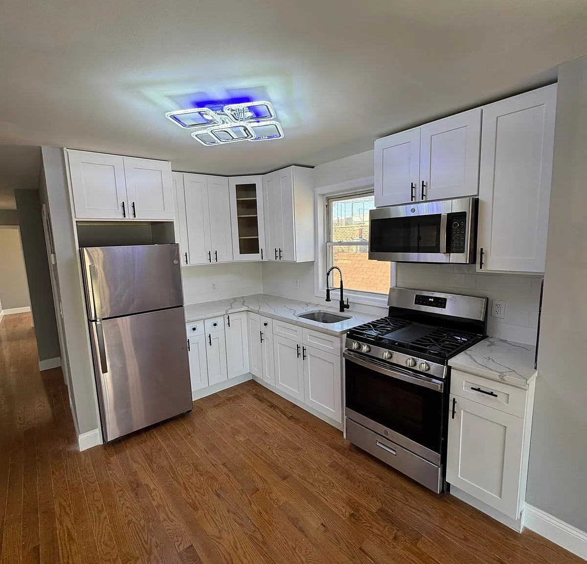 1025 Longfellow Ave — Photo 1