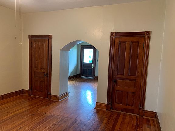 Bedroom, with 2 built in closets