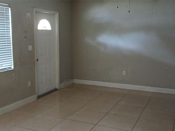 4th image of 320 NW 191st St