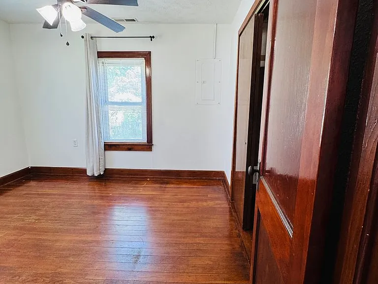 2115 N Weller Ave — Photo 18