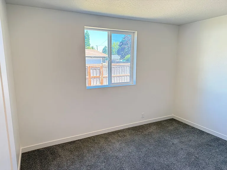 1246 Hughes St — Photo 18