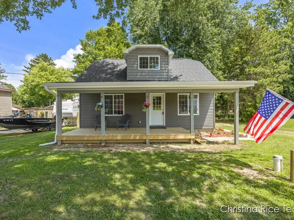 118 S Clark St, Six Lakes, MI 48886