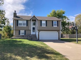 8884 Golden Ln, De Soto, KS 66018