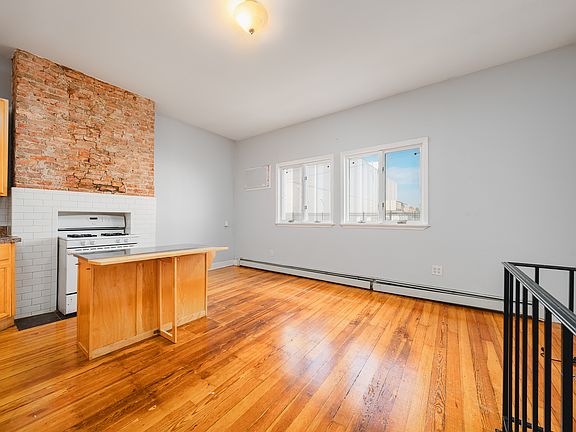 3rd image of 132 Jefferson St APT 1R
