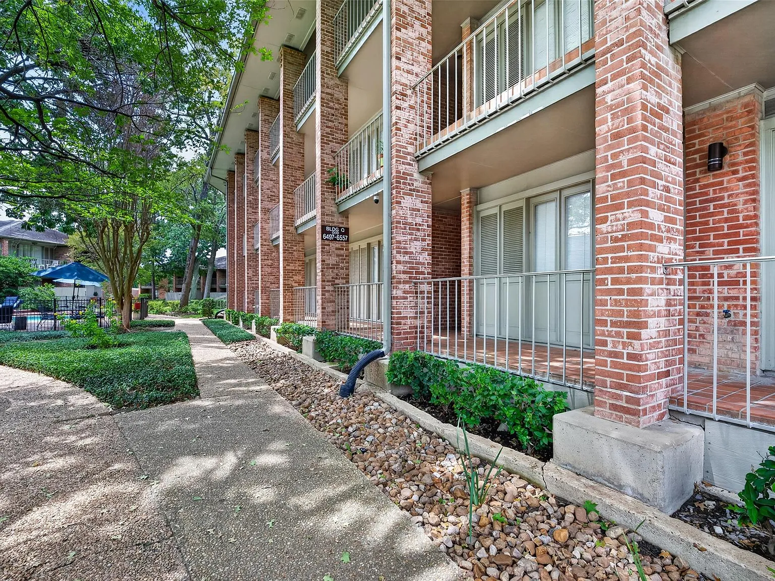 2 bed, 1.5 bath, 1116 sqft, $2,400 — Photo 3