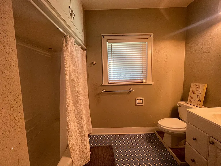 250 E Fairview St — Photo 14