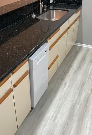 4th image of 828 Oakleigh Ave APT 13