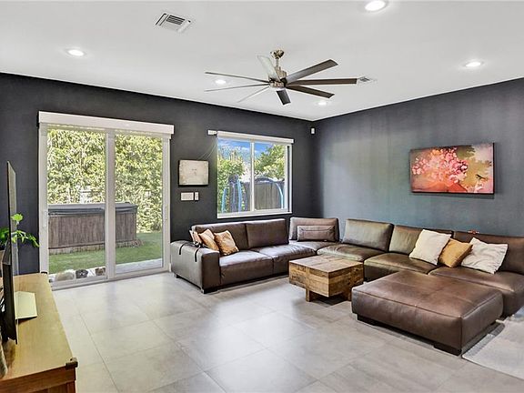5th image of 809 SW 7th Ave