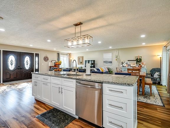 5th image of 556 Cranston Cir