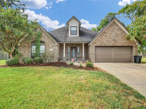 210 Madison Ave, Clute, TX 77531