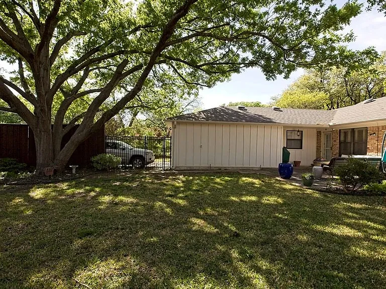 1307 Glen Cove Dr — Photo 3