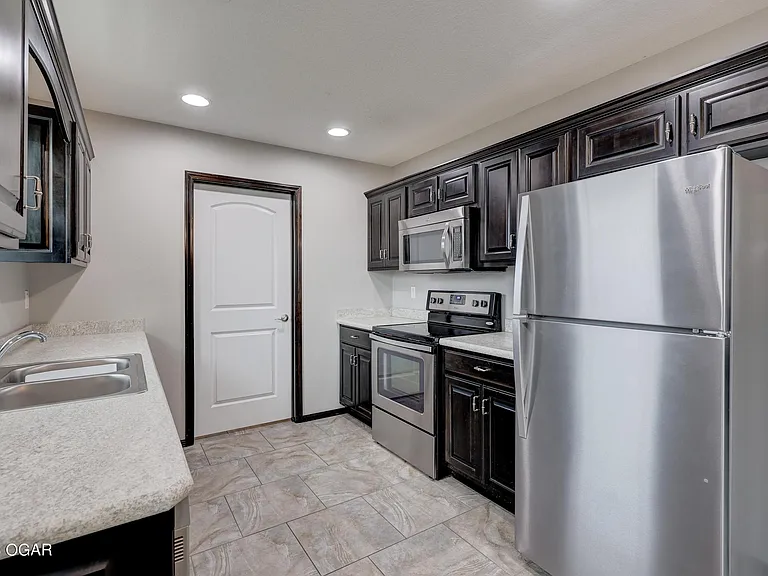 1233 Montana Pl — Photo 15