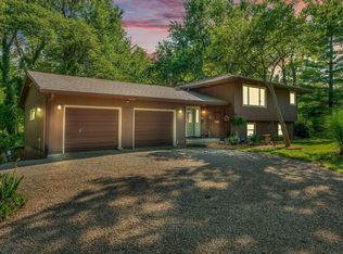 1821 NE 62nd St, Topeka, KS 66617