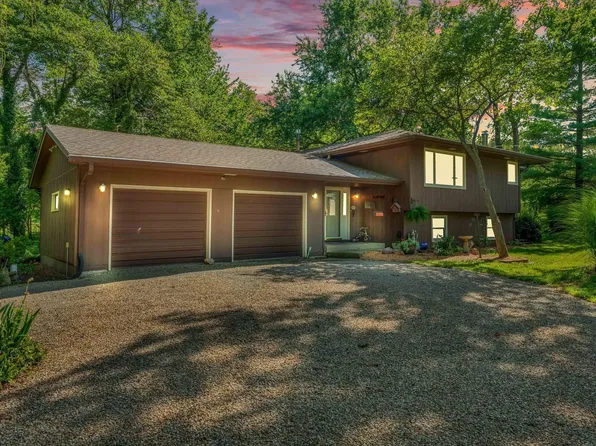 1821 NE 62nd St, Topeka, KS 66617