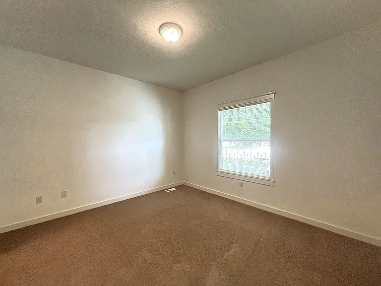 717 W Claire St — Photo 8