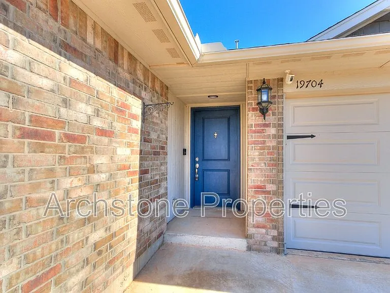 19704 Taggert Dr — Photo 33