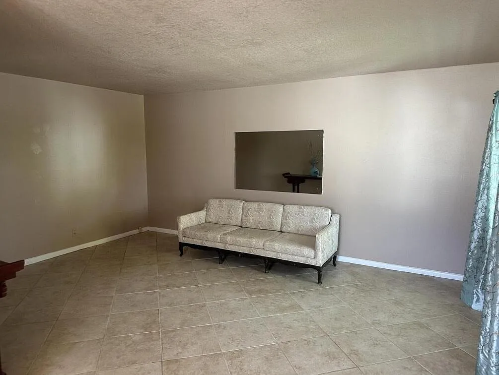 Building Photo - 136 Coventry Pl #136