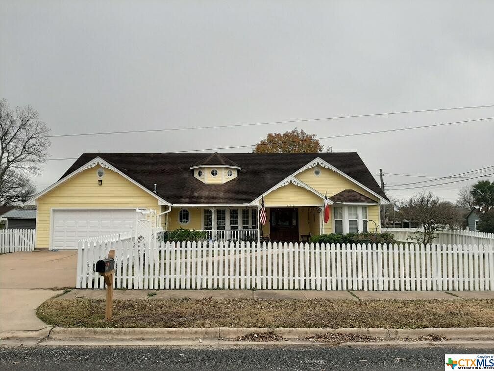 510 College St Schulenburg Tx 78956 Zillow