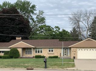 1030 N Main St, Canton, IL 61520