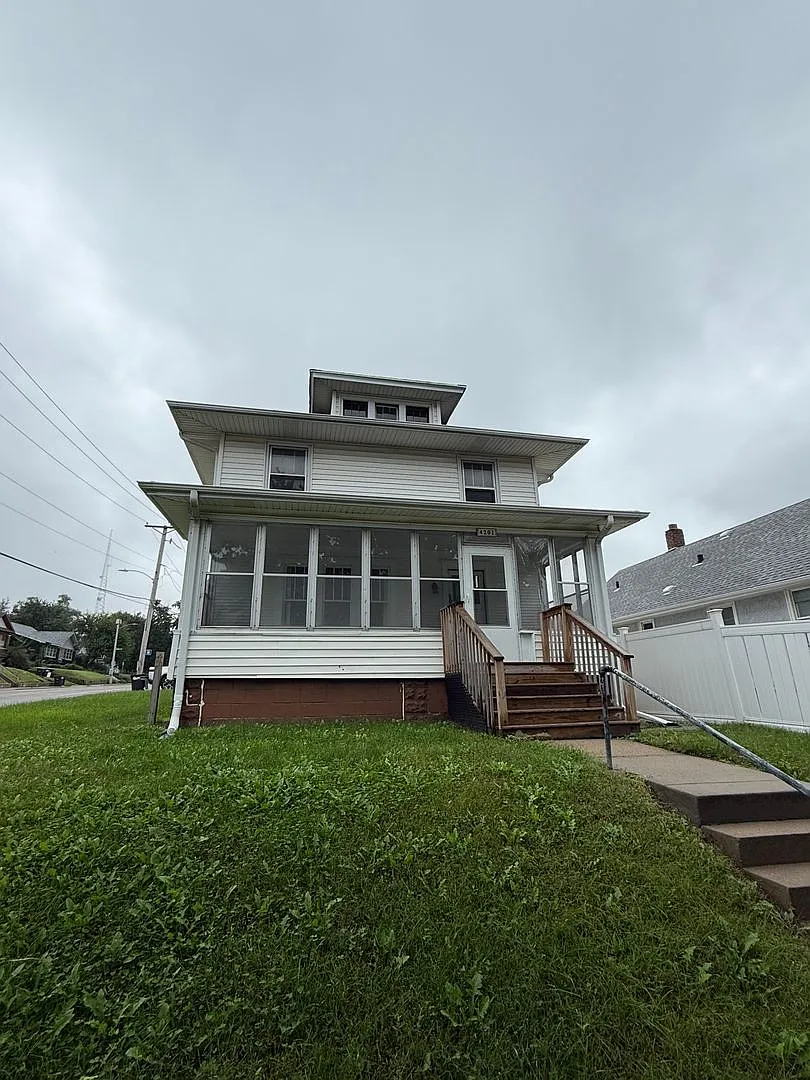 Close to UNMC- 1 block walking distance — Photo 2