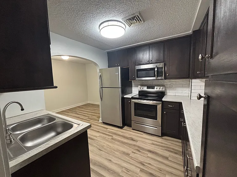 220 Parker Ln — Photo 6