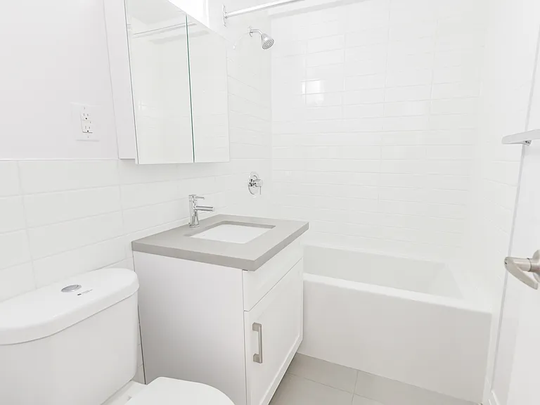 214 Saint George St — Photo 9