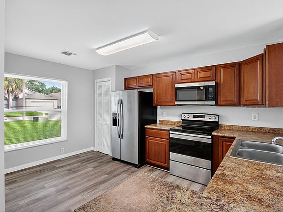 4th image of 250 Lakebreeze Cir