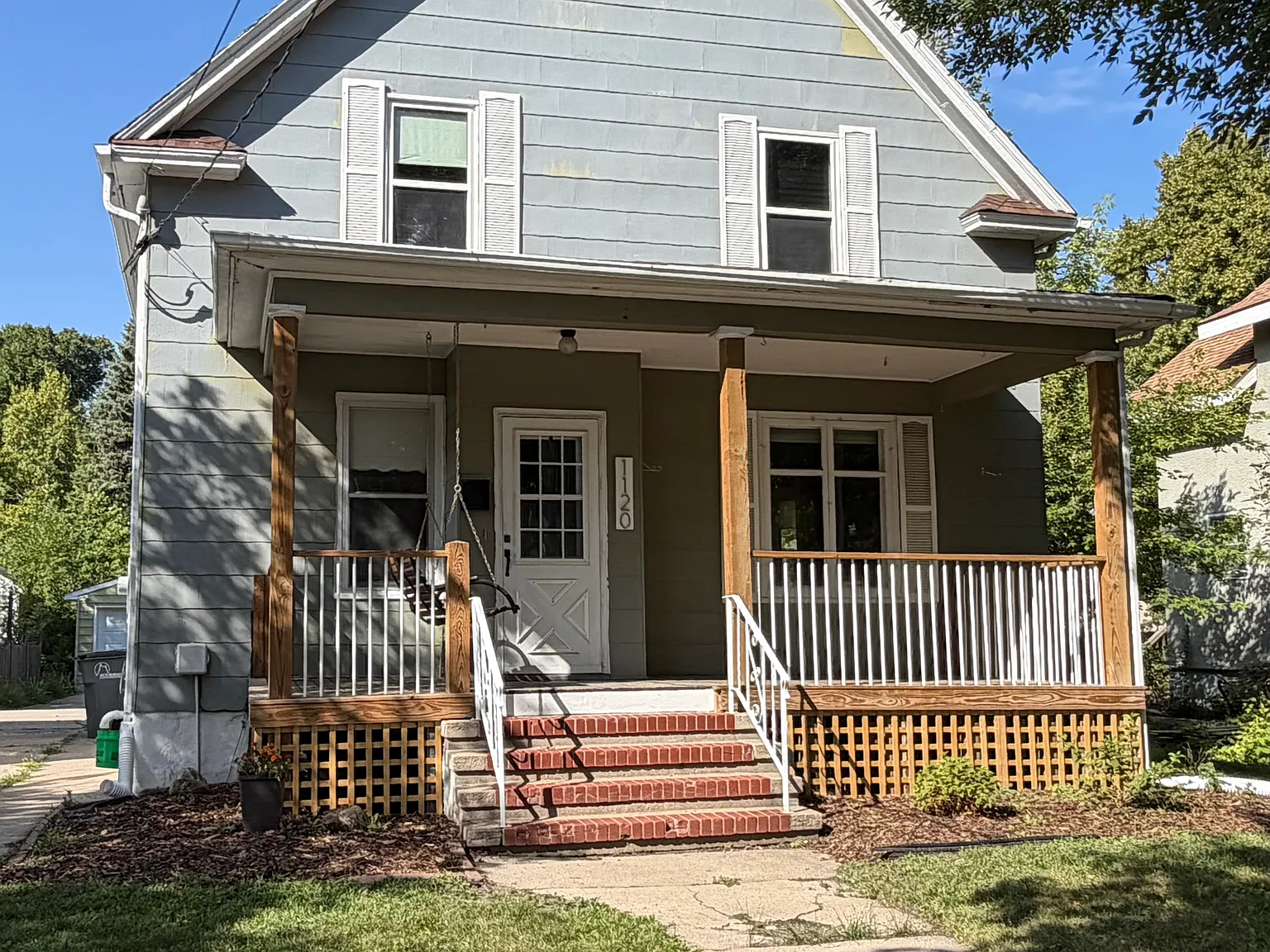 Welcoming front porch and 3 bathrooms! — Photo 1