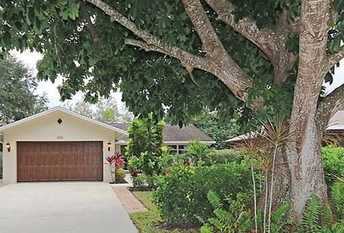 Private Setting in Central Naples!