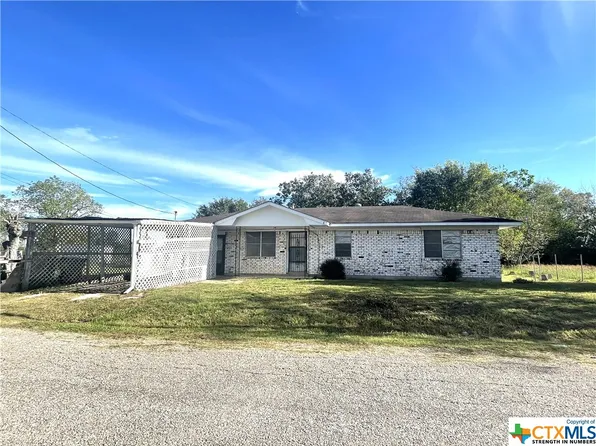 318 Harlem St, Edna, TX 77957
