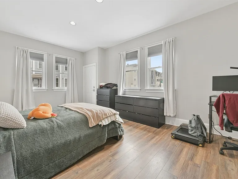467 E 8th St #1A — Photo 16