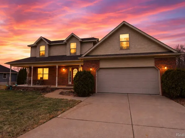 8376 Oak Ridge Dr, Goodrich, MI 48438