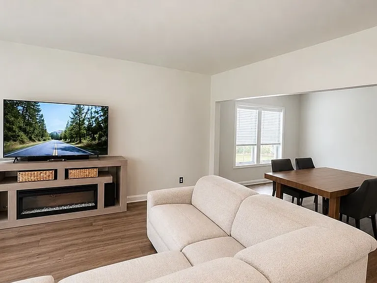 428 Lundby Dr — Photo 4